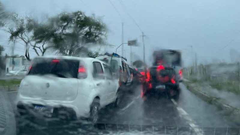 Chuva intensa causa alagamentos em Natal; STTU monitora vias