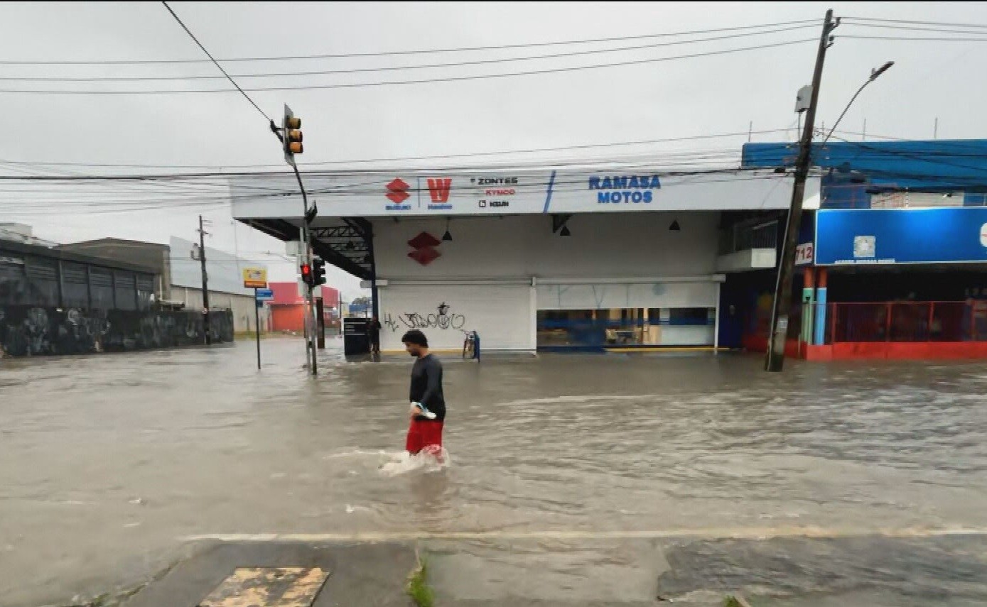 Chuvas torrenciais castigam Grande Recife e Zona da Mata, causando inundações e desabamentos