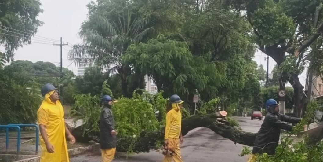 Chuvas em Pernambuco matam 4 e mobilizam Corpo de Bombeiros