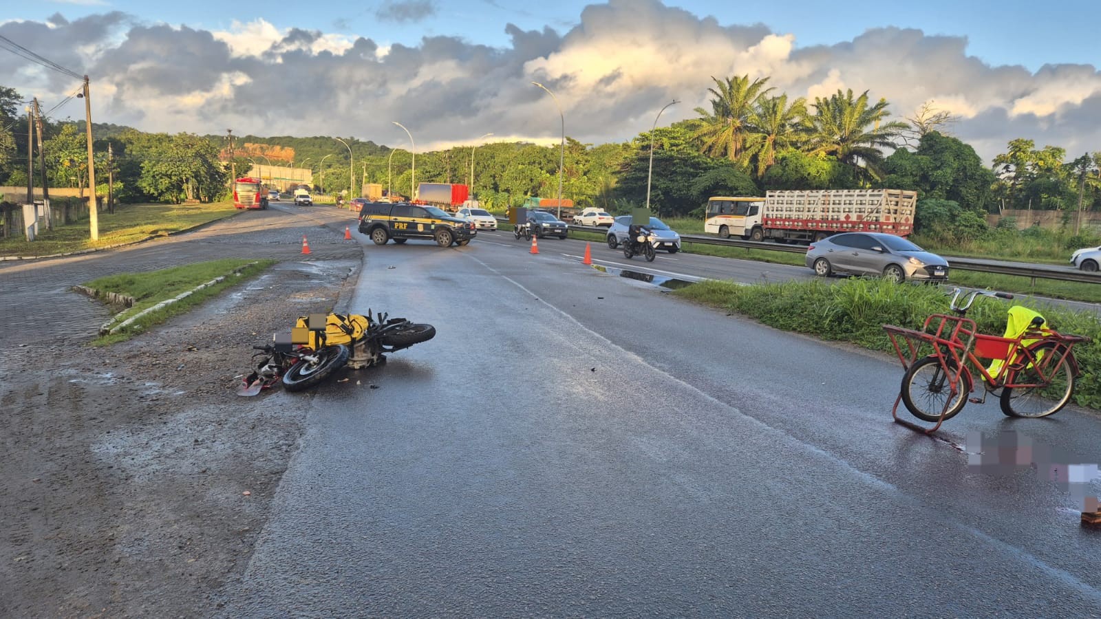 Ciclista morre atropelado por carro e micro-ônibus na BR-101, no Recife