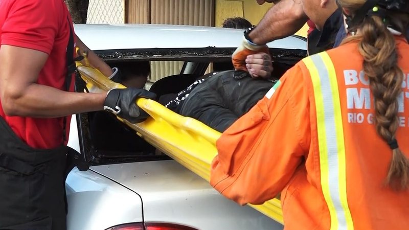 Colisão arremessa ciclista para dentro de veículo na zona Leste