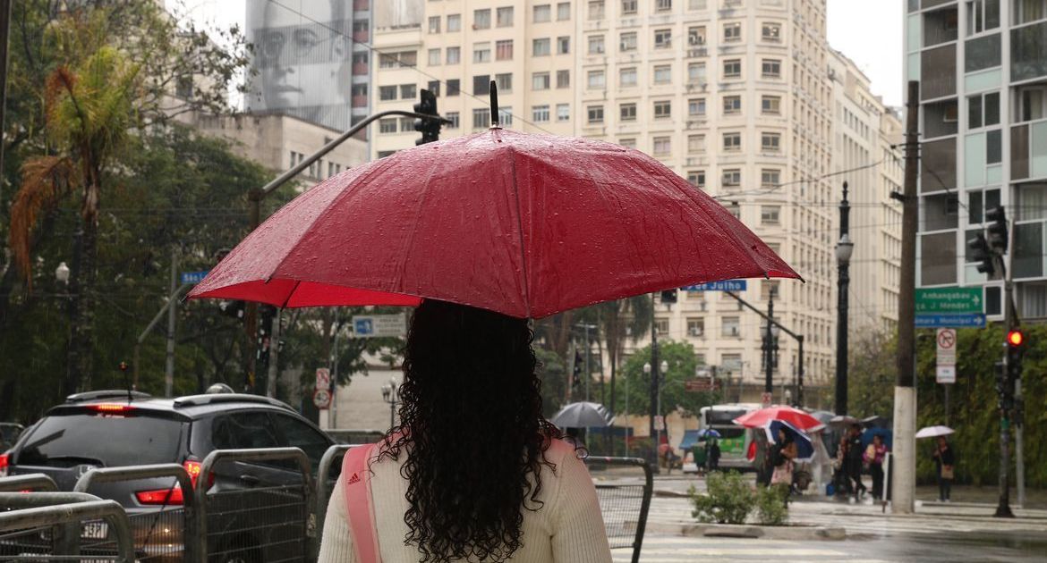 Ciclone e frente fria elevam risco de temporais no Brasil