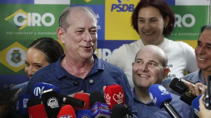 Ciro Gomes confunde gesto e pede prisão em evento