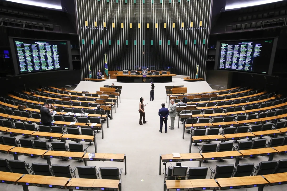 Cláusula de barreira acirra disputa por recursos e representatividade no PSol, Novo e Missão