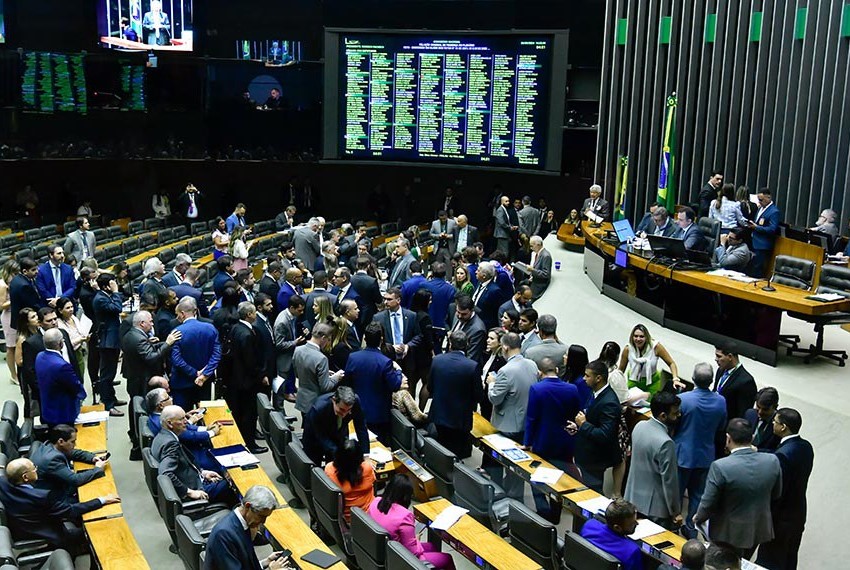 Cláusula de barreira mais rígida redefine o jogo político e força fusões entre partidos pequenos