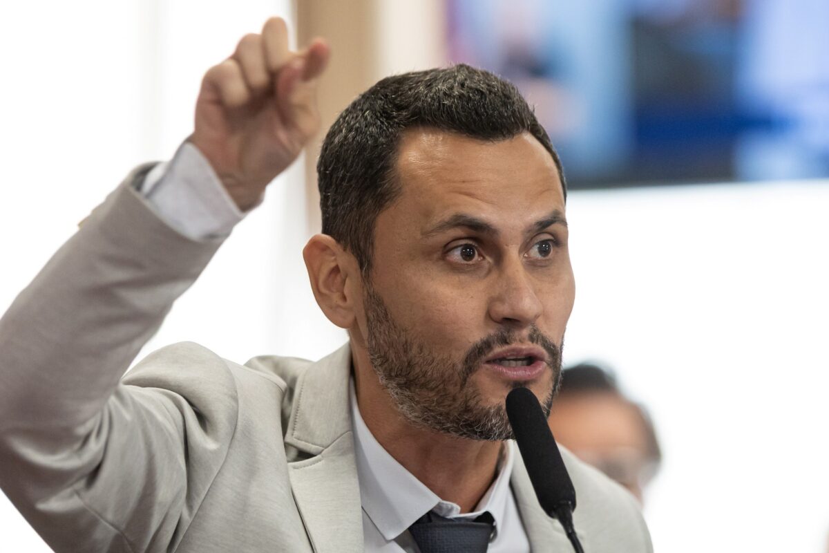 Senador Cleitinho Azevedo critica escala 6x1 e é acusado de seguir o PT