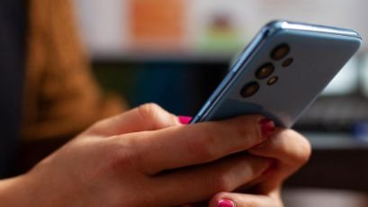 Justiça do RN condena loja e fabricante após celular “novo” ter dados de estranhos