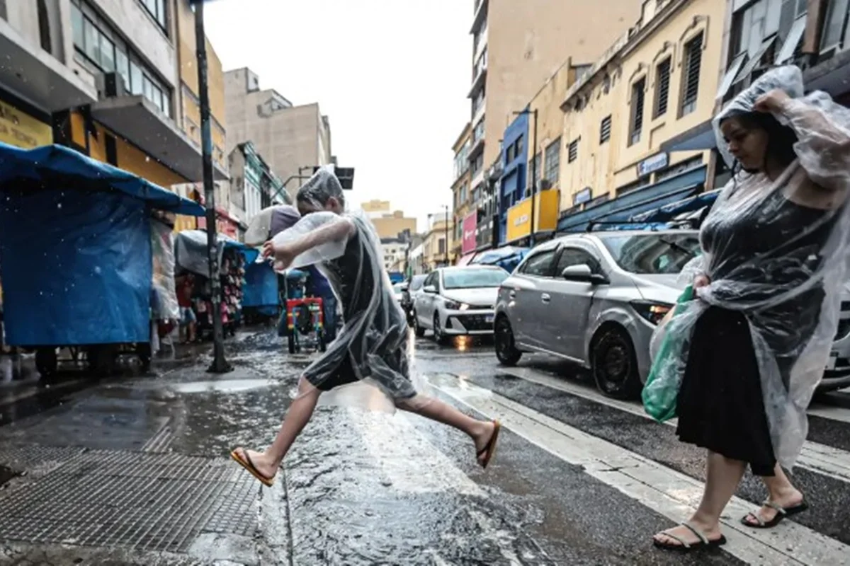 Frente fria causa chuvas intensas no Sul enquanto Nordeste enfrenta ar seco