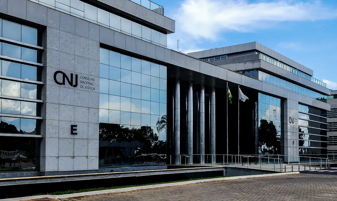 CNJ e CNMP Aprovam Pagamento de "Penduricalhos" a Juízes e Promotores