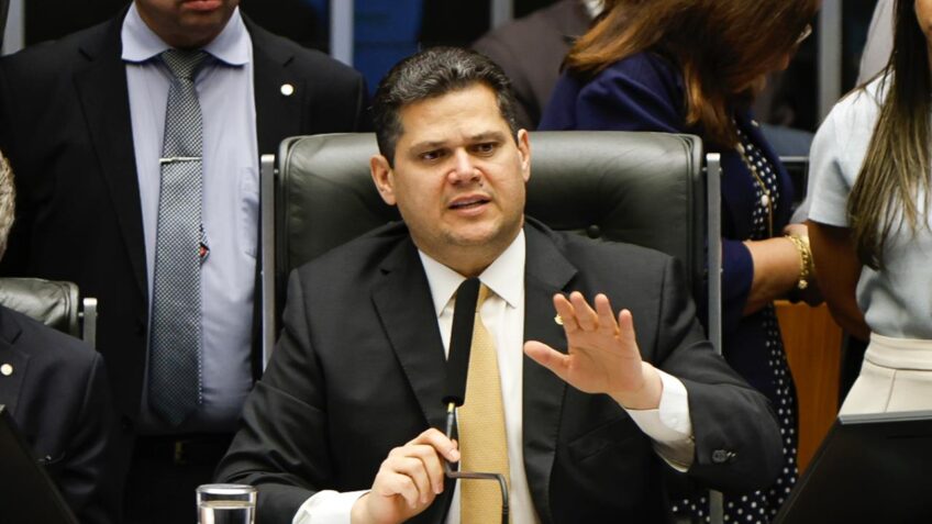 Coalizão do Congresso pressiona Alcolumbre para votar Redata em junho