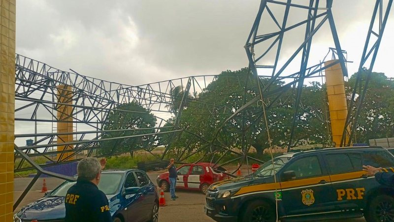 Estrutura de posto da PRF desaba na Grande Natal e atinge veículos