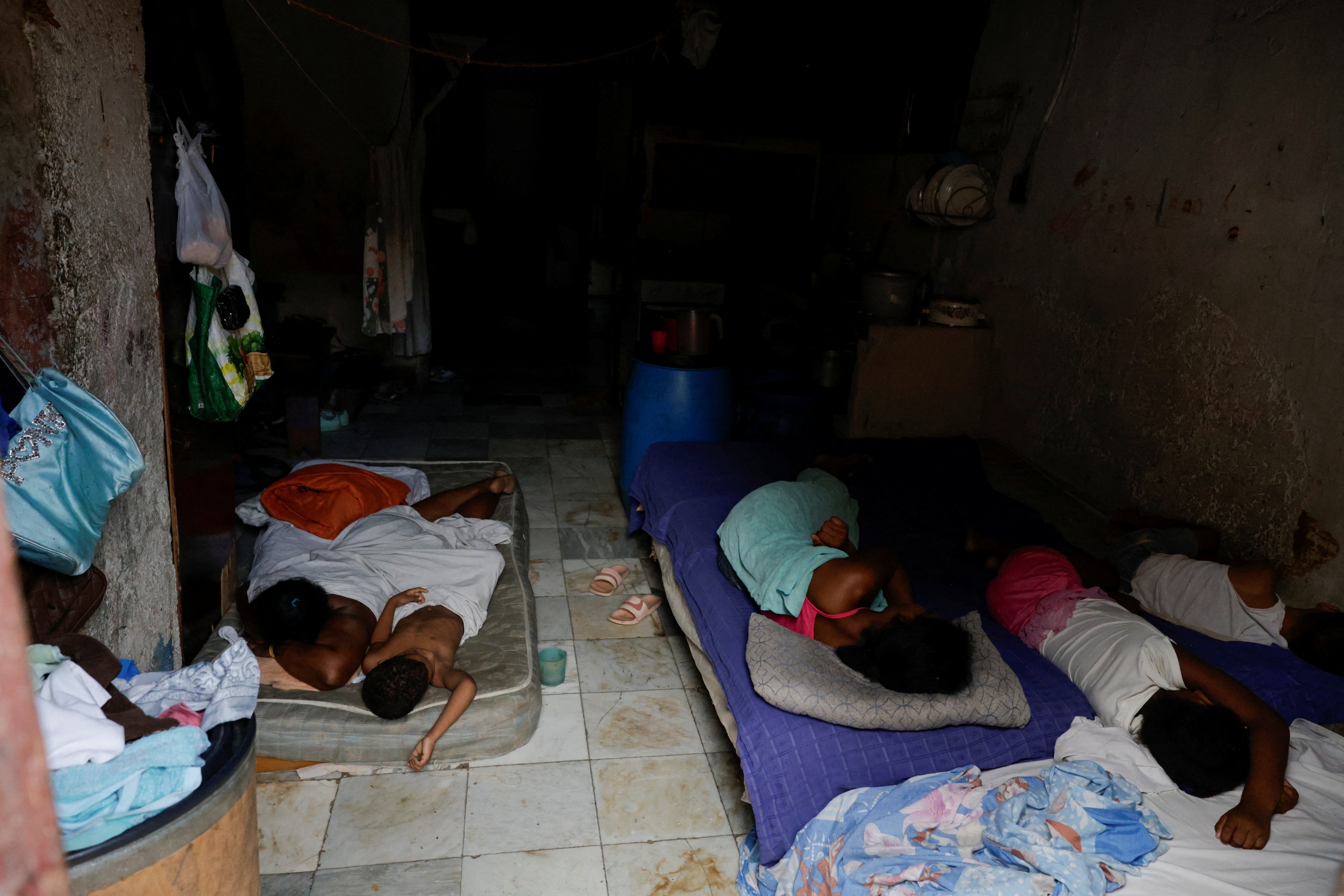 Colapso energético: cubanos relatam rotina de sobrevivência em meio a apagões