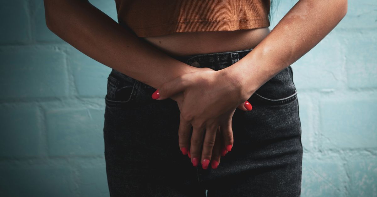 Cólica menstrual afeta rotina de 6 em cada 10 alunas no Brasil, aponta estudo