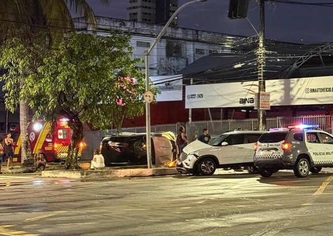 Motorista fica preso nas ferragens após colisão na Prudente de Morais