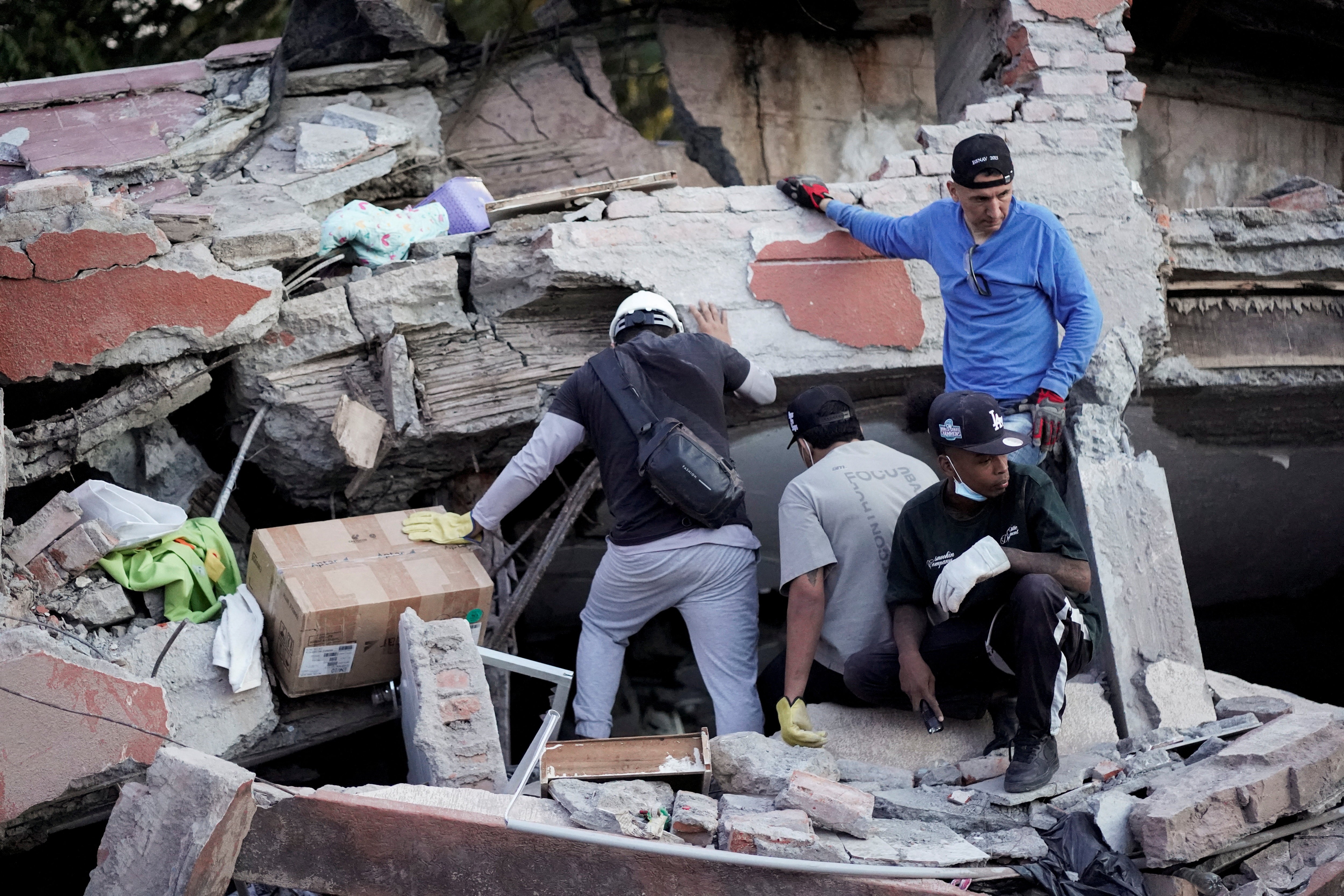 Colômbia intensifica buscas por sobreviventes após terremoto de 7,4