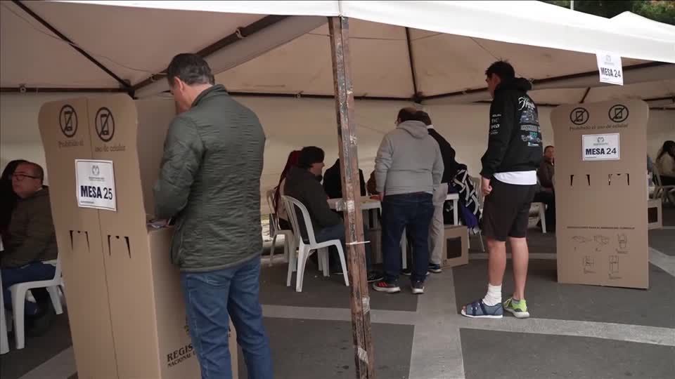 Colômbia inicia votação em eleição presidencial marcada por polarização e violência