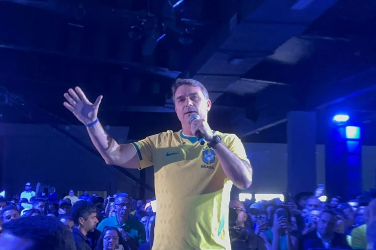 Flávio Bolsonaro acusa Lula de defender o crime nos EUA e cita escândalo da Farra do INSS