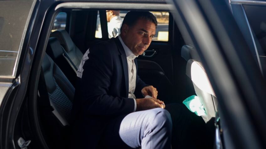 Alexandre de Moraes suspende visitas de Flávio a Jair Bolsonaro