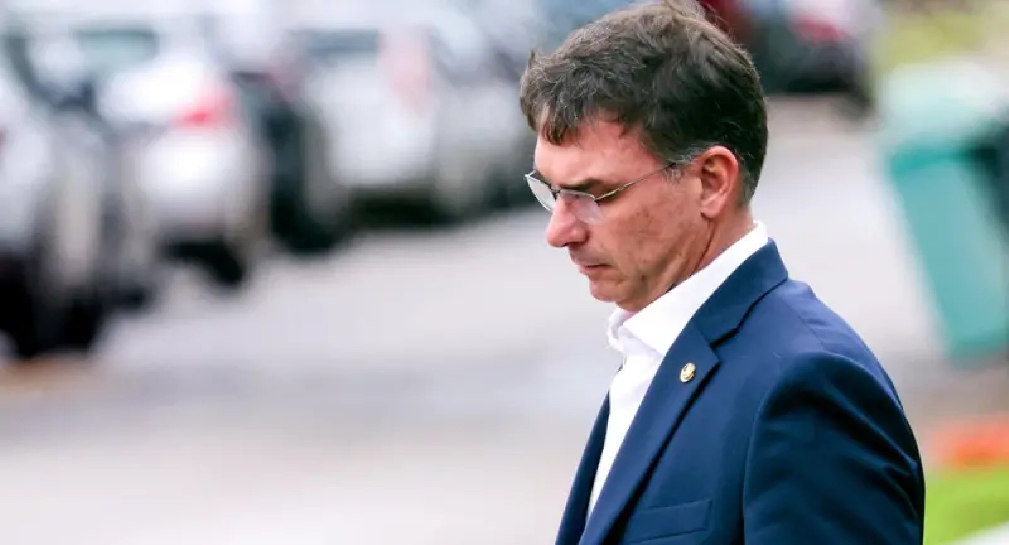 Moraes proíbe visitas de Flávio a Jair Bolsonaro até o primeiro turno