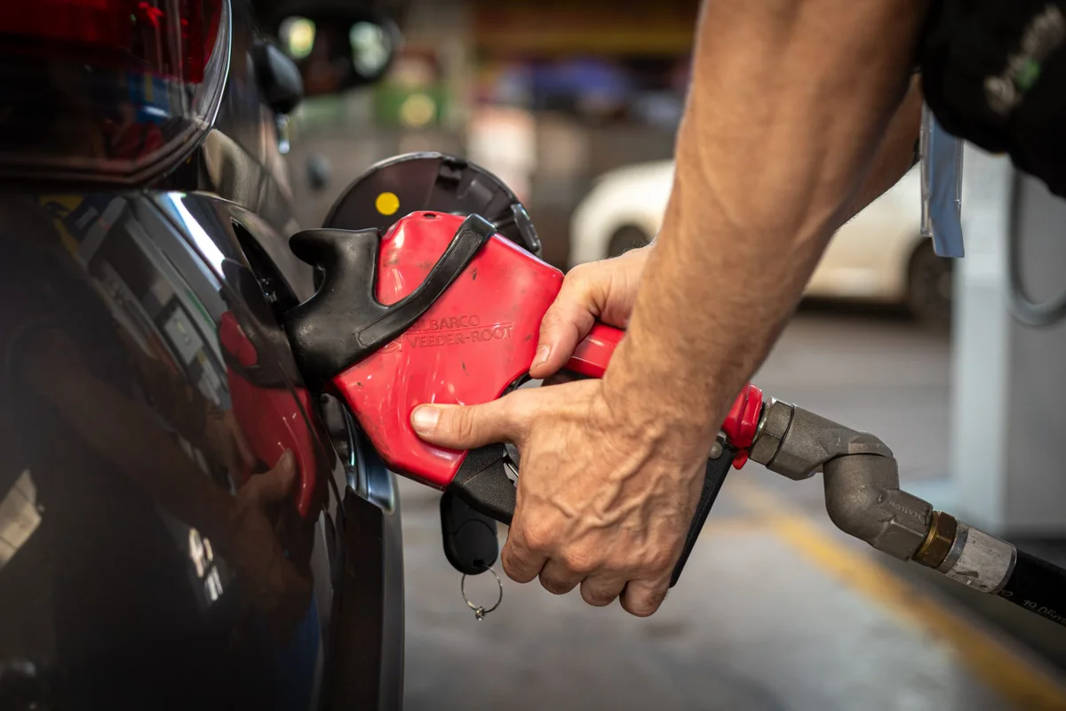 Governo adia corte de subsídio à gasolina por instabilidade no Oriente Médio