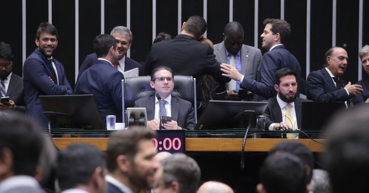 Hugo Motta acelera PEC da jornada 6x1; Câmara mira votação em maio