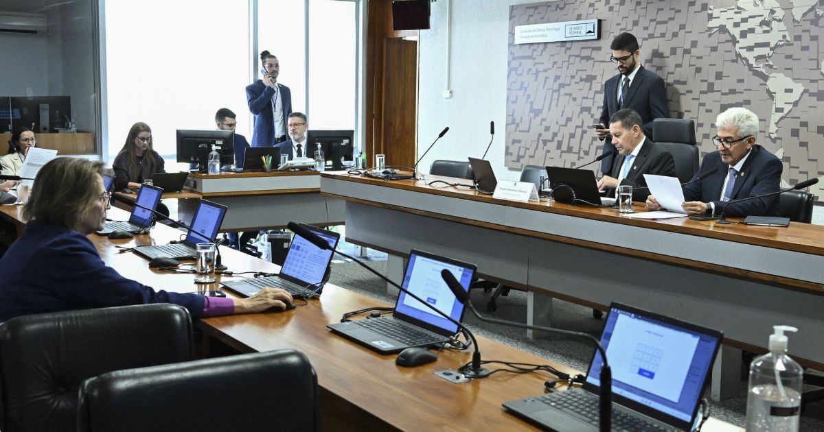 Comissão do Senado aprova ampliar acesso à internet em escolas públicas