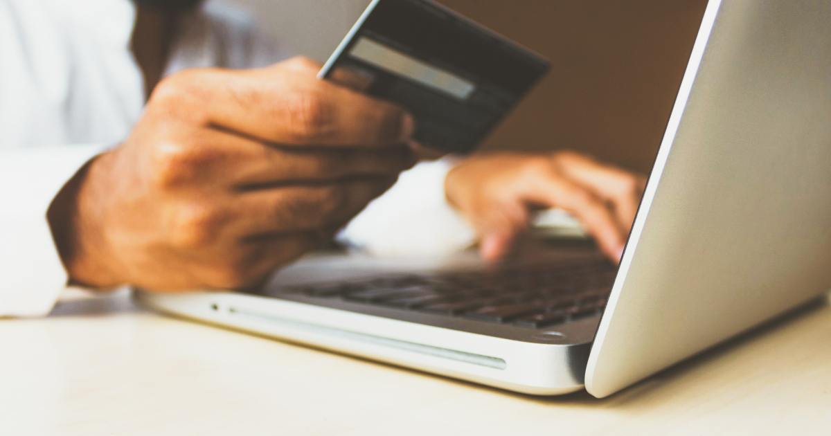 Como controlar gastos no cartão de crédito e evitar dívidas