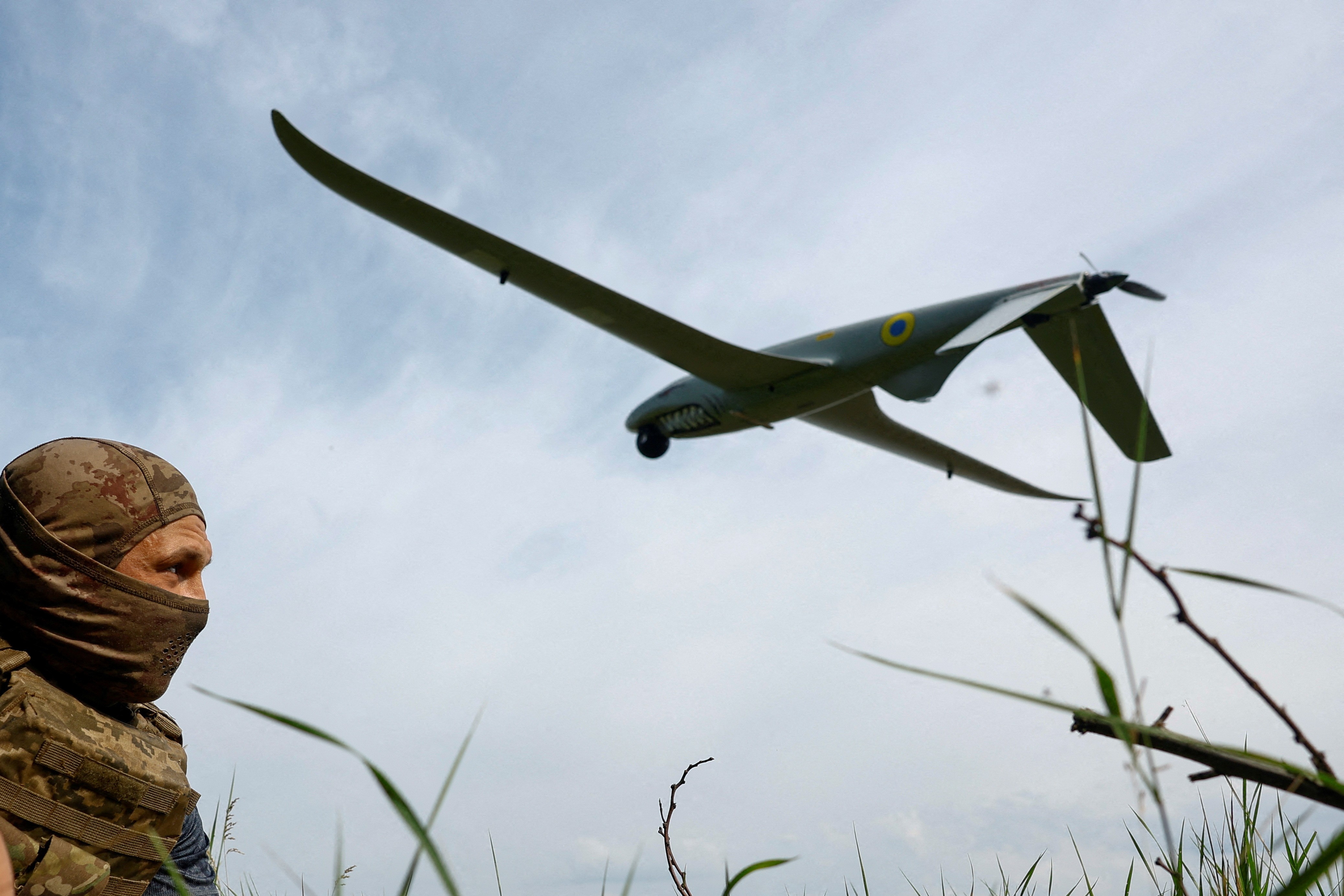 Guerra de drones entre Ucrânia e Rússia atinge civis e redefine conflito