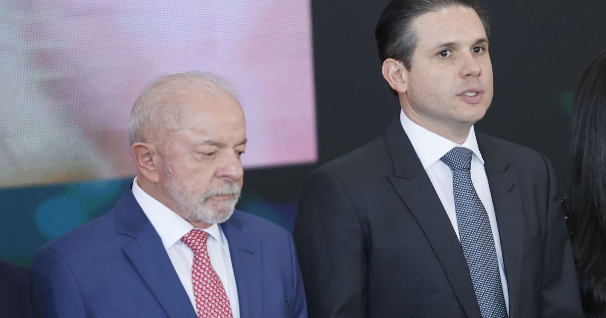 Hugo Motta e Lula discutem fim da jornada 6x1 com "compensação zero"