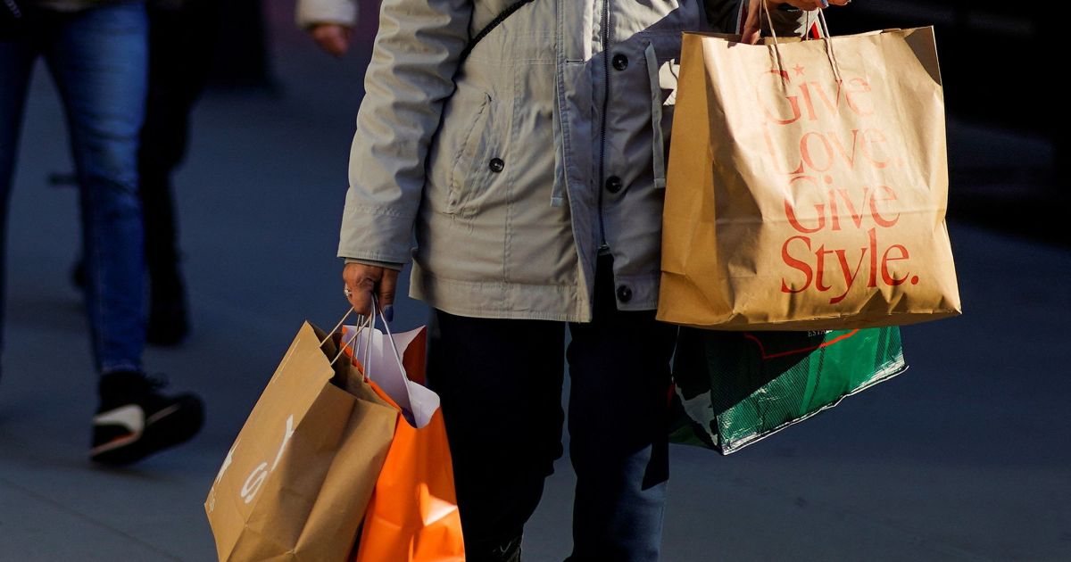 Consumidor perde confiança e entra em "modo de espera", diz Ipsos