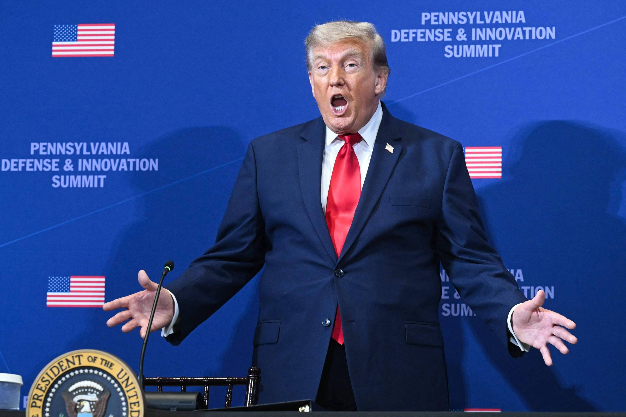 Análise revela que retórica de Trump foca em hostilidade contra opositores