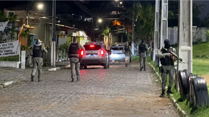 Confronto entre facções deixa um morto e barricadas na Zona Oeste de Natal