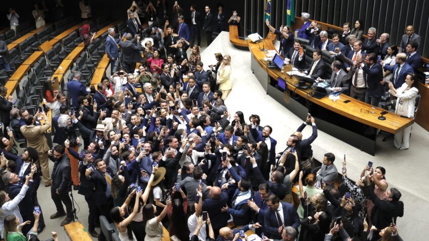 Congresso derruba veto de Lula e muda futuro do 8 de Janeiro