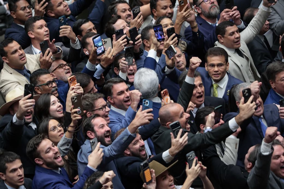 Congresso derruba veto de Lula e Bolsonaro ganha novo prazo de liberdade