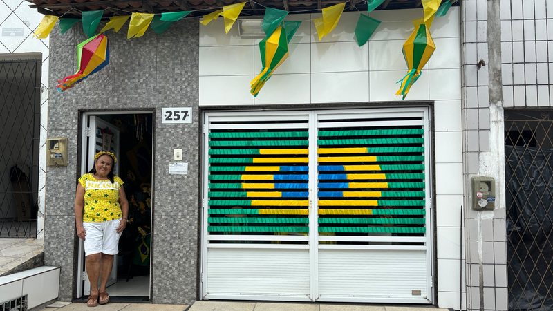 Torcedora de 71 anos do RN celebra a Copa do Mundo 2026 com decoração exuberante em casa