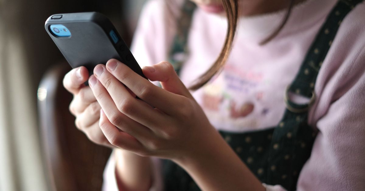 Especialista revela como pensamento crítico protege crianças nas redes sociais