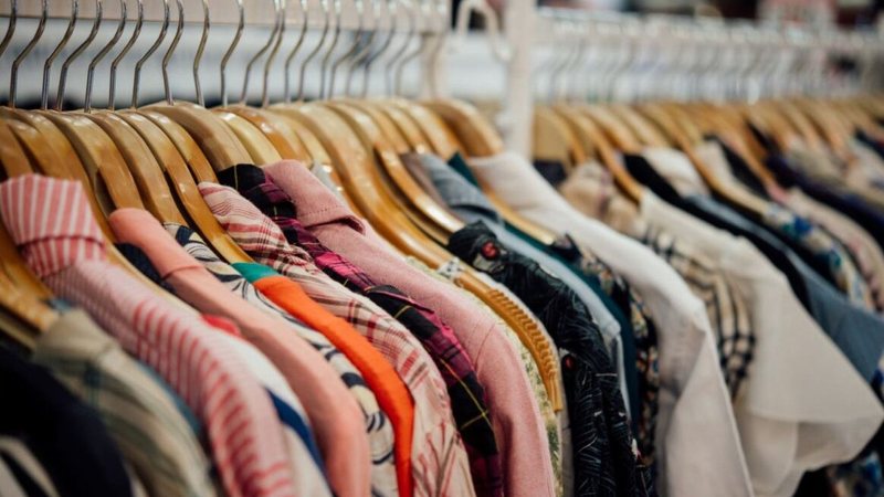 Justiça condena empresa a indenizar consumidor por compra de roupas de grife importadas da China