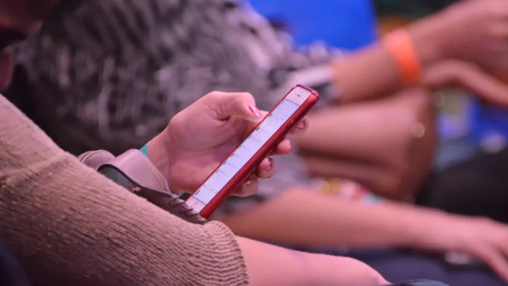 Juizado condena empresas por celular "novo" com dados de terceiros