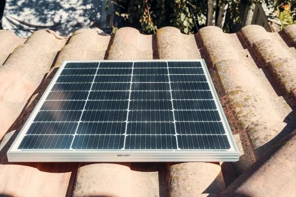 Consumidora é ressarcida e recebe R$ 3 mil de dano moral após falha da Cosern em compensação de energia solar