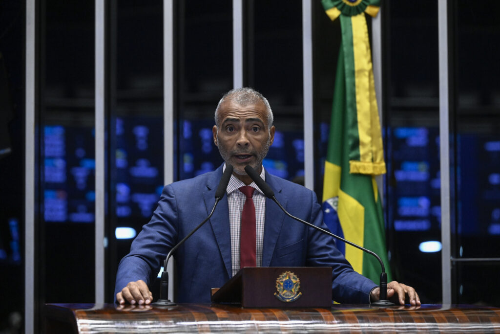 Senador Romário anuncia devolução de salário durante a Copa do Mundo