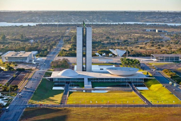 Governo e Congresso penalizam consumidor com tarifaço de R$ 985 bilhões para energia limpa