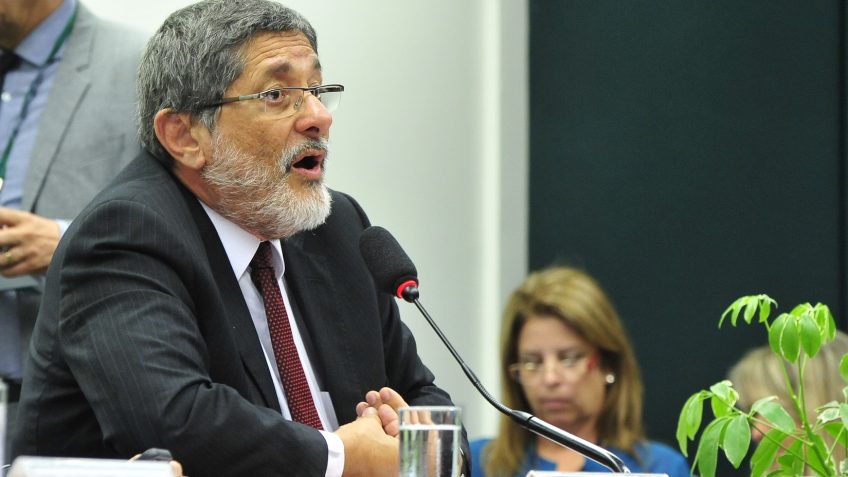 Coordenador de campanha de Lula defende reestatização da distribuição de combustíveis pela Petrobras