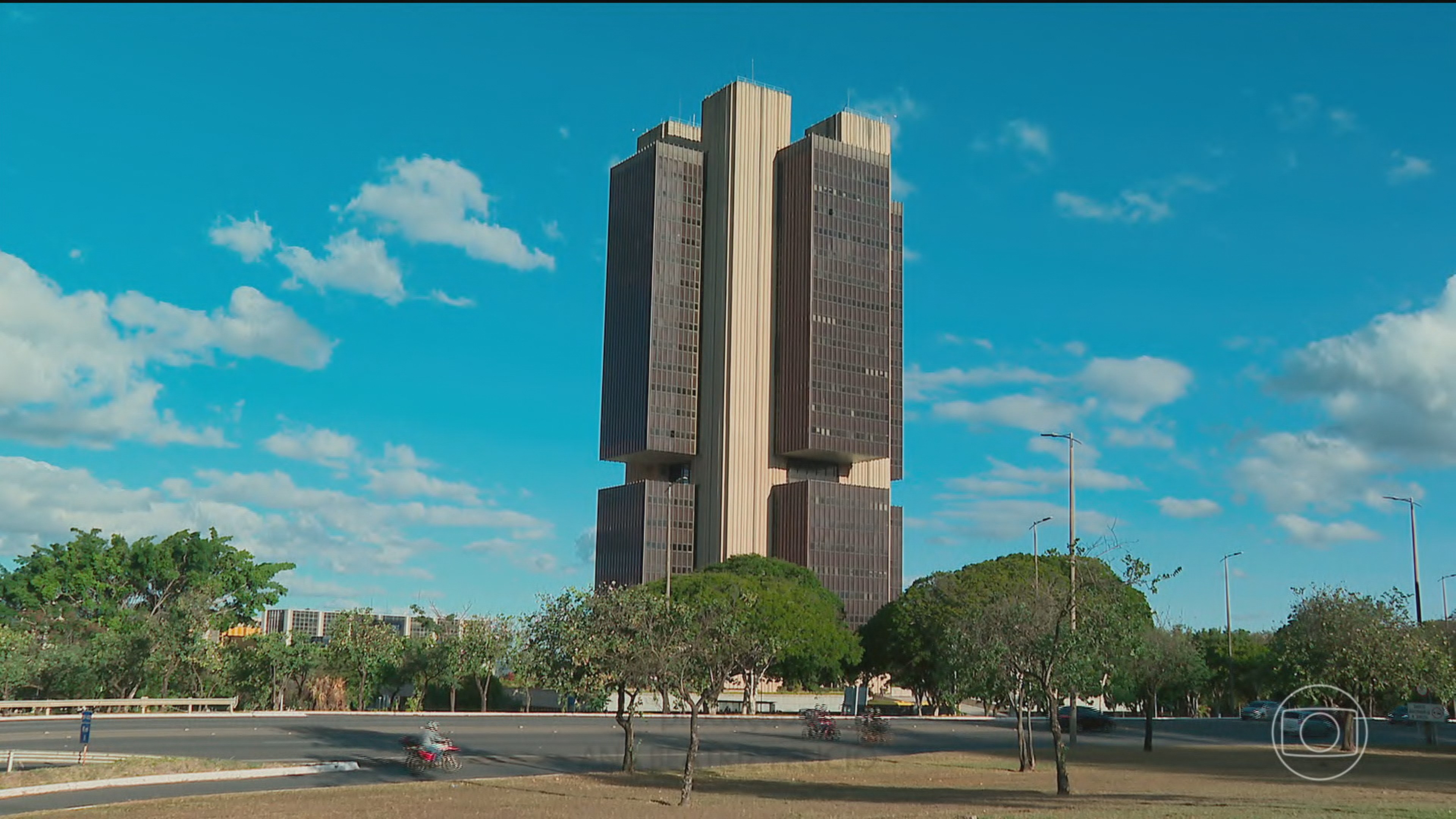 Banco Central do Brasil reduz juros, FED resiste