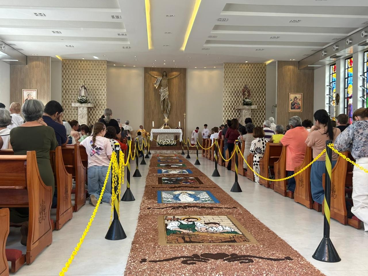 Fiéis em Natal celebram Corpus Christi com tradição de tapetes em igrejas