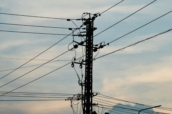 Justiça condena Cosern por oscilações na rede elétrica que causaram prejuízos a morador no Seridó