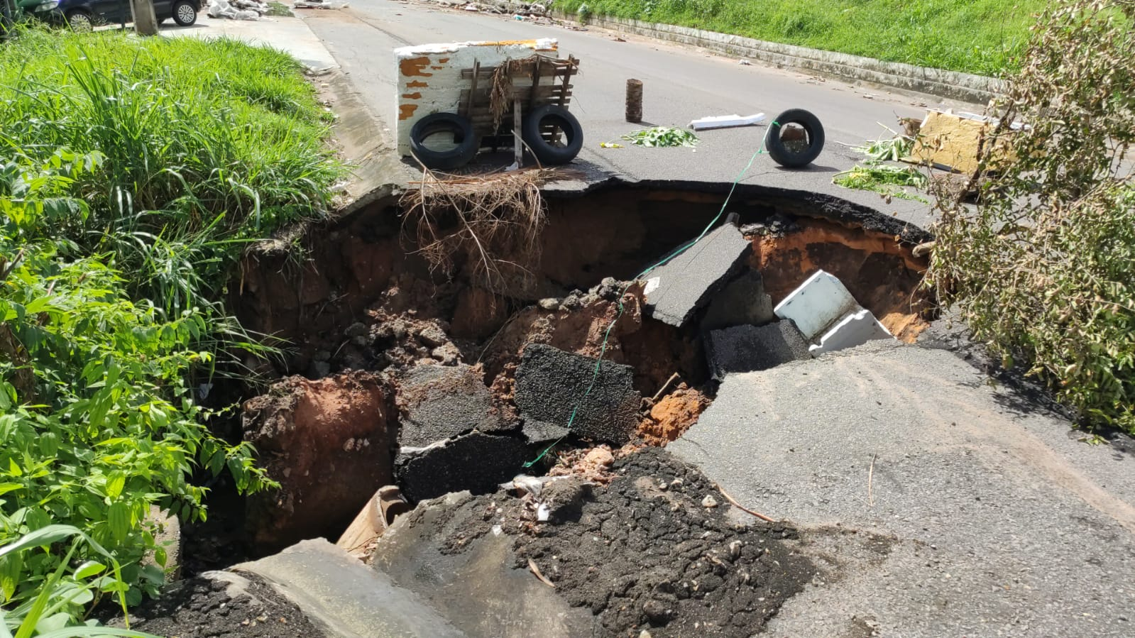 Cratera interdiTa faixa da BR-226 no acesso entre Natal e Macaíba