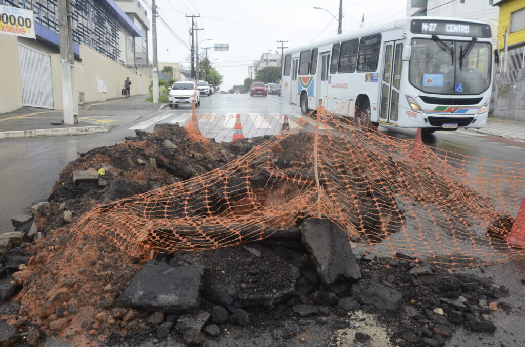 Cratera na Rio Branco: trânsito parado em Natal; Rocas sofrem com chuvas