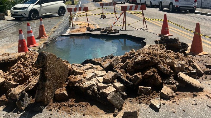 Cratera interrompe trânsito em Natal; CAERN suspende abastecimento