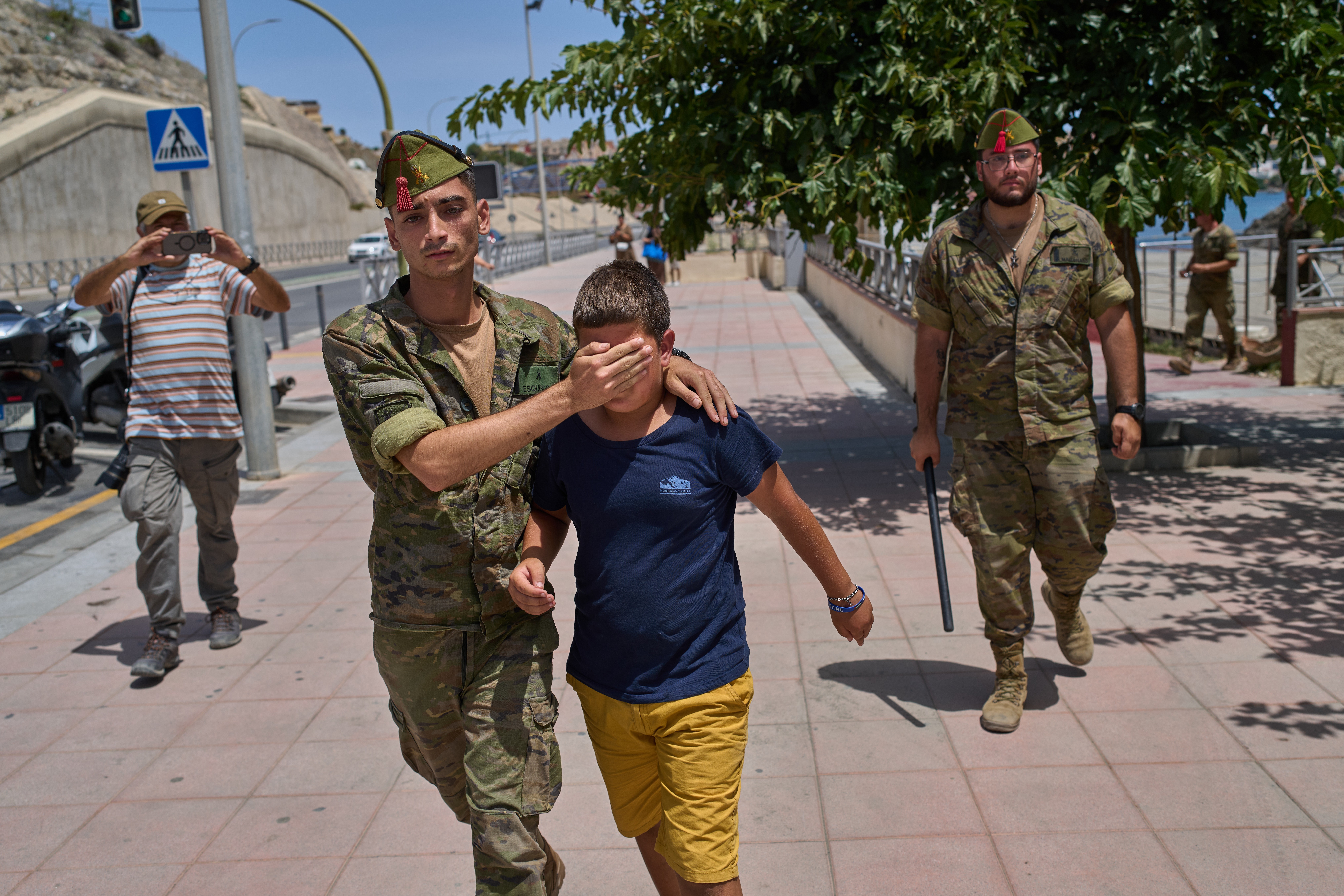 Crianças migrantes enfrentam limbo humanitário em Ceuta após travessia