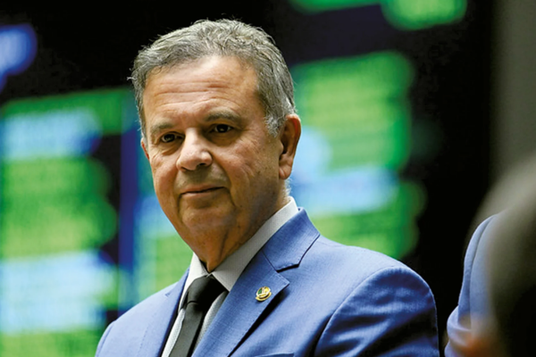Crise com Flávio Bolsonaro expõe Rogério Marinho a pressão interna no bolsonarismo